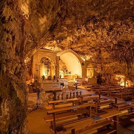 La Grotta Di San Michele Nyaraló